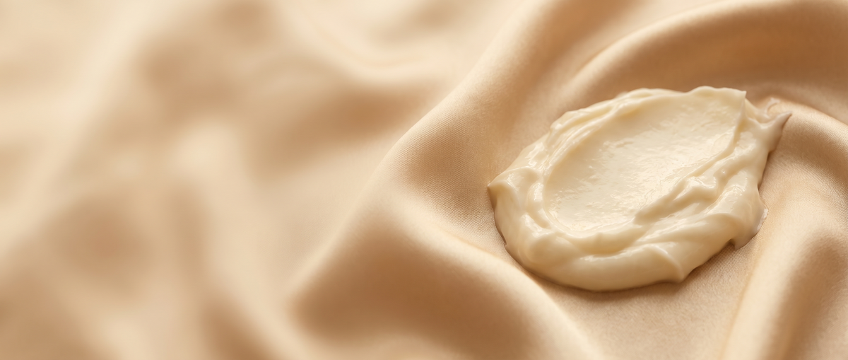 Rijke crème op champagnekleurige zijde