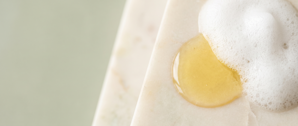 Reinigingsolie en foam op lichte steen
