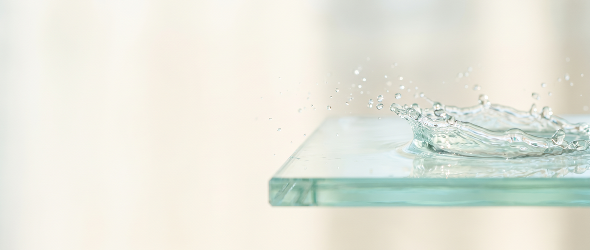 Heldere toner die over glas spat