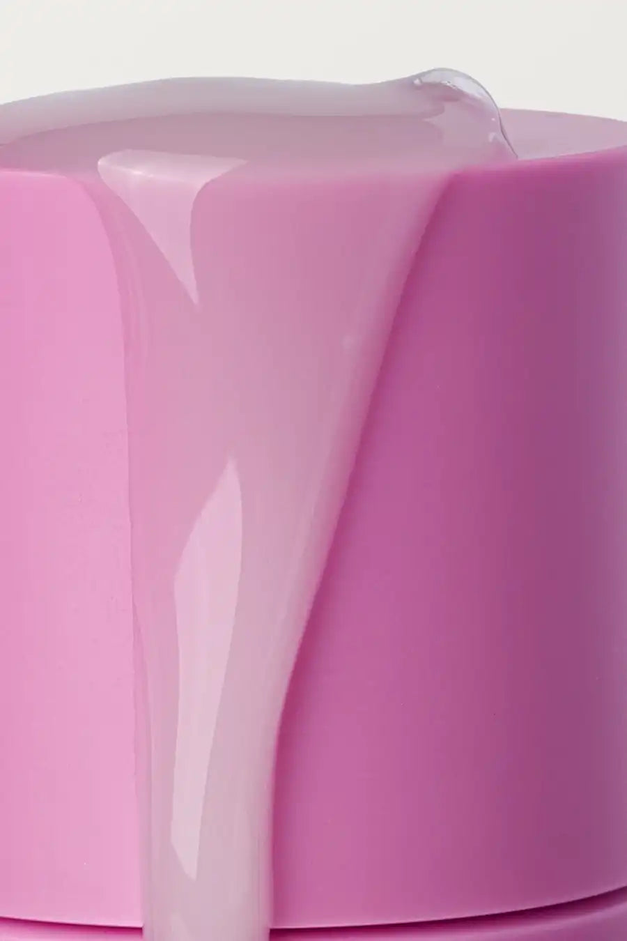 Heldere gel van het Cica-PDRN Vitaliserend Serum over de dop van het flesje, textuurbeeld
