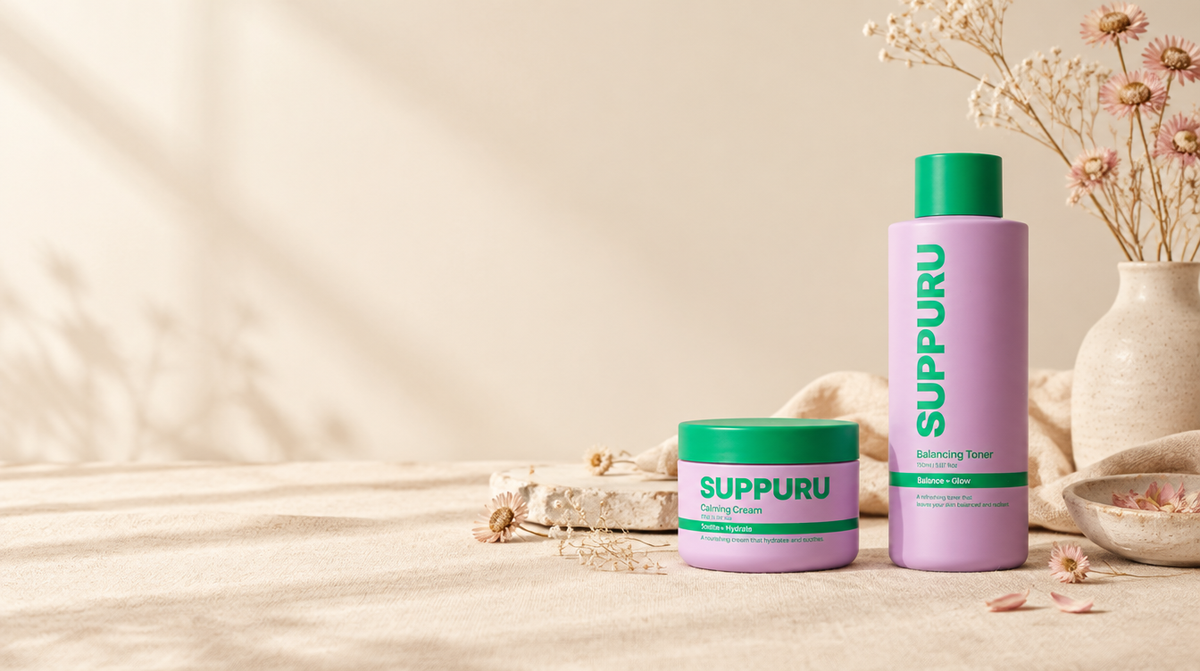 SUPPURU toner en crème op beige linnen in zacht daglicht