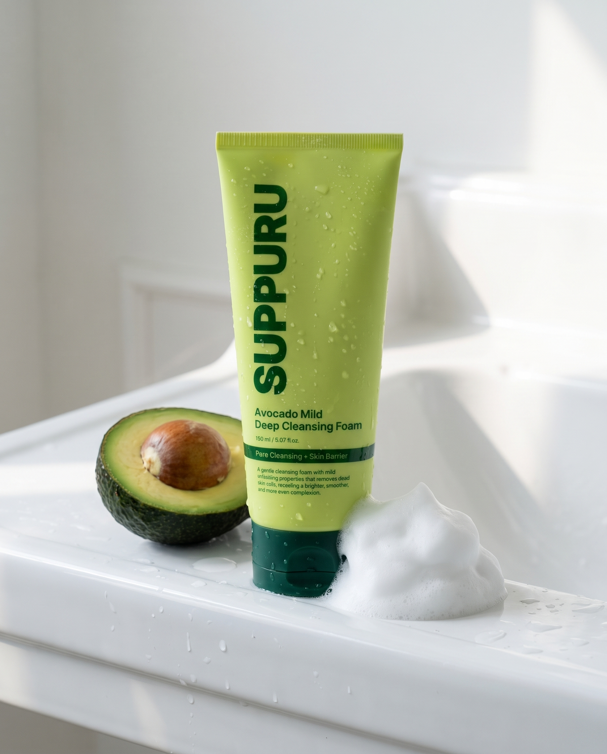 SUPPURU Avocado Milde Diepreinigende Foam op de rand van een wastafel
