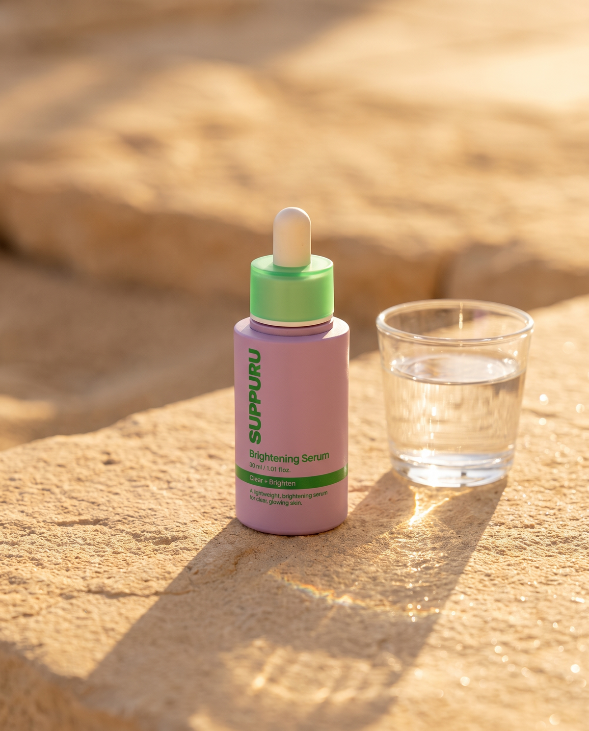 SUPPURU Verhelderend Serum in gouden ochtendlicht